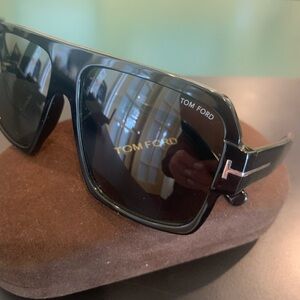 TOM FORD CAMDEN TF933 color
01A. Black. 58mm Square Aviator
Sunglasses 